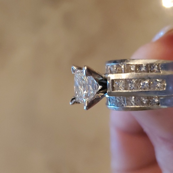 Platinum Total 4.07 Carats Diamond Ring - Picture 3 of 7